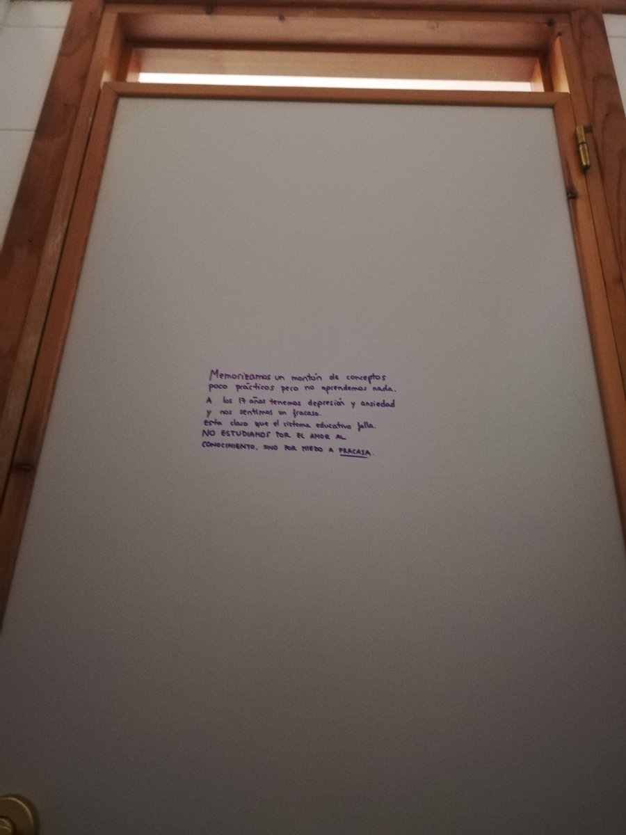 nereaauria's tweet photo. En el baño del instituto... Nada más que decir. https://t.co/GSjJtpPYJt
