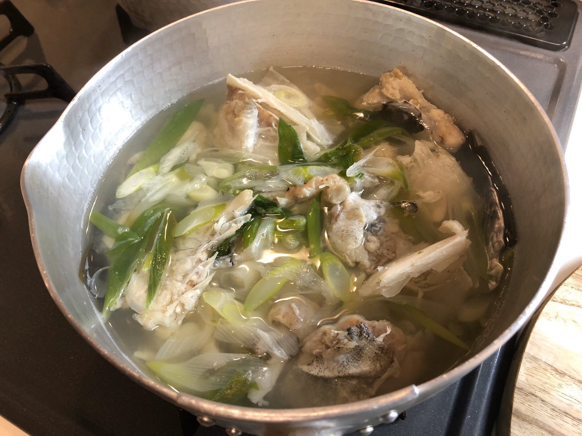 おりえ 真鱈 は塩で揉んで日本酒で流して日本酒に漬け込んで冷蔵庫入れておいたやつを 霜降りにして 昆布出汁と九条葱と塩で煮た どの工程かが無駄と言われてしまったら それまでだけど 美味しければいいんだ と思っている あら汁だけど澄んでる うちの