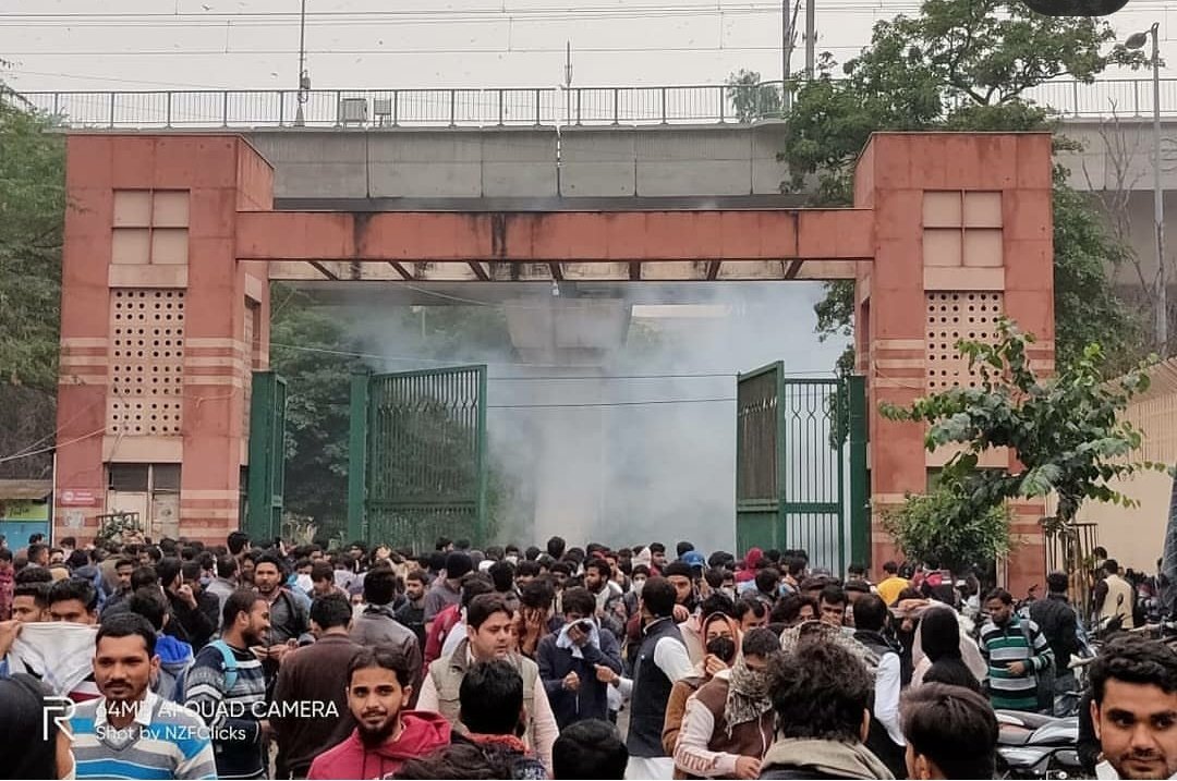 iAzharHasan's tweet photo. Police attacked #Jamia students peacefully protesting against CAB
#IndiaRejectsCAB #IndiaAgainstCAB #CAB_Protest https://t.co/nAFGa4nI1R