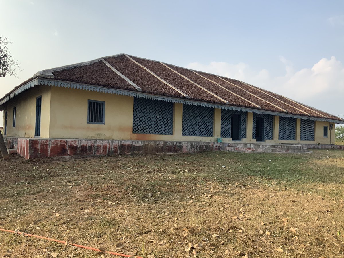 Andrew007Uk's tweet photo. 1840-45: The home of Sir Arthur Cotton when he worked on engineering projects in Rajahmundry. Built on one of the few hills in the area the roof affords a fine view of the Godavari River. Much celebrated local figure for his engineering genius &amp; benevolance.

cc: @IndiaHistorypic https://t.co/Sds2Z0vqUJ