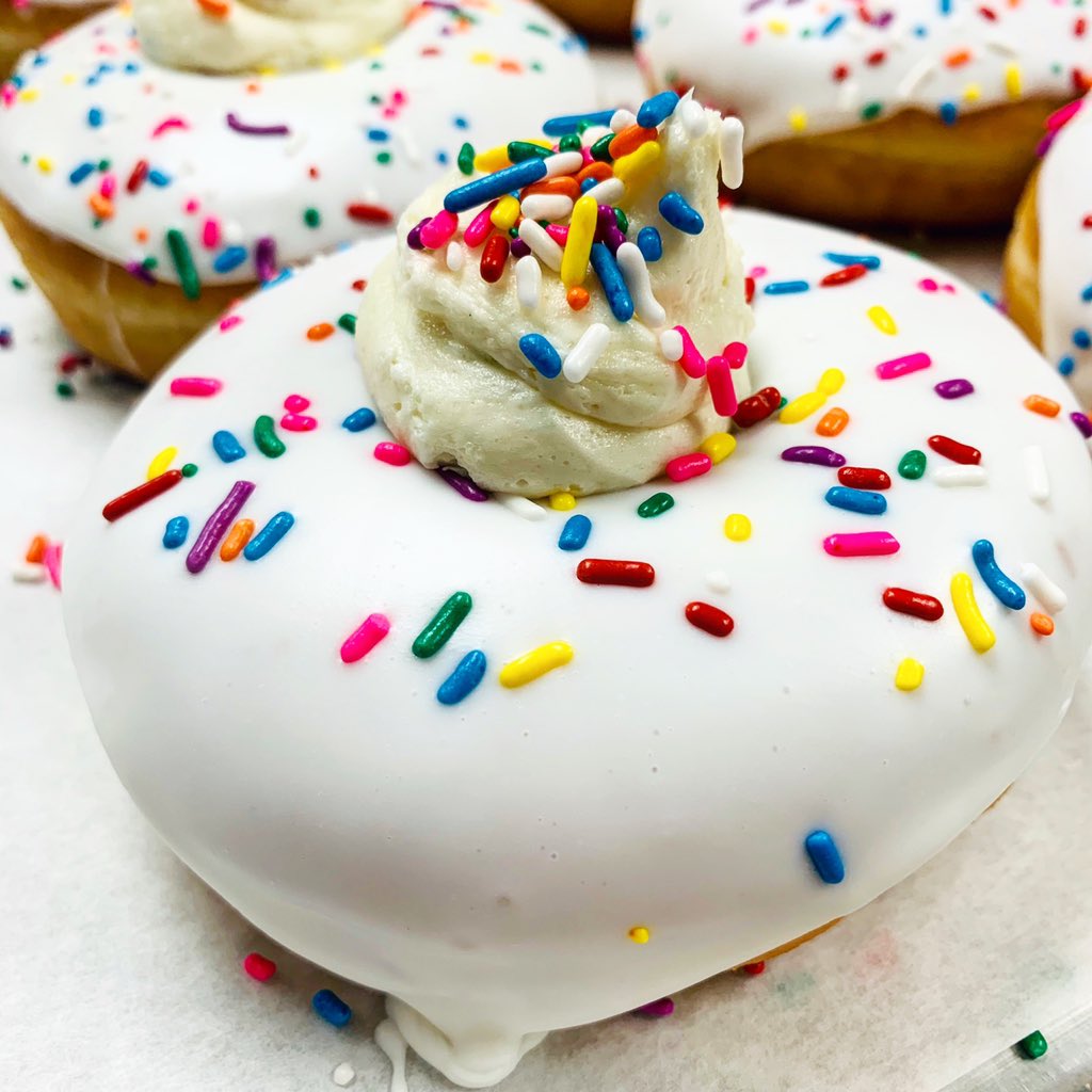 DoCoCL's tweet image. FRIDAY! Grab yourself a treat from Iowa’s Top Donut Shop! Open 7:30-12. 🎉🍩