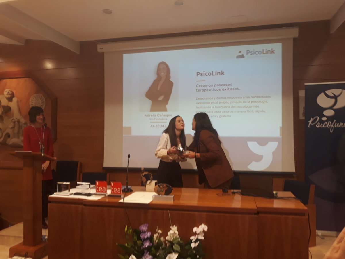CopMadrid's tweet photo. La colegiada de Madrid, Mireia Cañeque, recibe el Premio Psicofundación para Jóvenes Psicólogos Emprendedores 2019, en su categoría "Mejor iniciativa empresarial" por el proyecto #PsicoLink https://t.co/6ZGRCYreMI