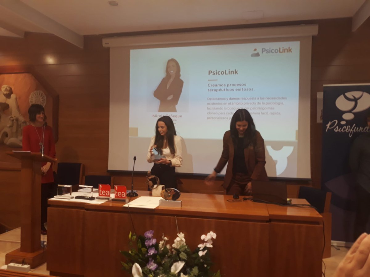 CopMadrid's tweet photo. La colegiada de Madrid, Mireia Cañeque, recibe el Premio Psicofundación para Jóvenes Psicólogos Emprendedores 2019, en su categoría "Mejor iniciativa empresarial" por el proyecto #PsicoLink https://t.co/6ZGRCYreMI