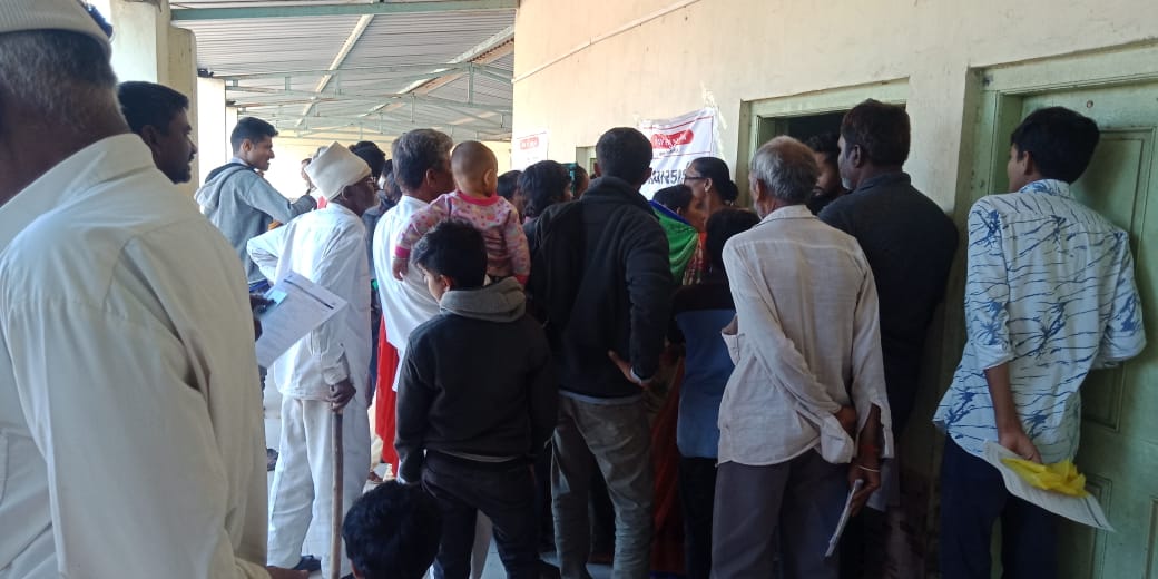 OfPorbandar's tweet image. મહેસુલી કર્મચારીઓની હડતાલ વચ્ચે આજ ફરી મહેસુલી તલાટીઓ એ કમાન સંભાળી પોરબંદર જિલ્લામાં વિવિધ સ્થળે આજ રોજ સેવાસેતુનું સફળ આયોજન કરવામાં આવ્યું. જેમાં નાગરિકોને સ્થળ પર વિવિધ સેવાઓ આપવામાં આવી.@CMOGuj @Nitinbhai_Patel @pkumarias @PMOIndia @collectorpor