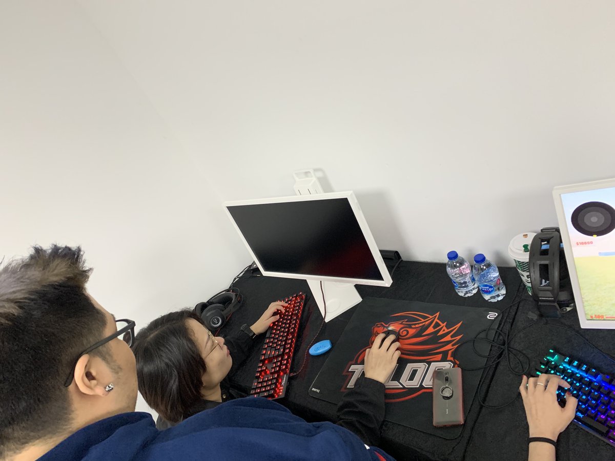 Have you ever wondered, how players place their peripherals?

Of course, everything will be based on personal preferences. 

Today is NEST PRO Series Day 2

Match 1:
@clgaming  vs <a href="/bjkesports/">Beşiktaş Esports</a> 

Match 2: 
<a href="/tyloogaming/">TYLOO</a> vs SWAY

Stream link: 
twitch.tv/ucc_csgo_en