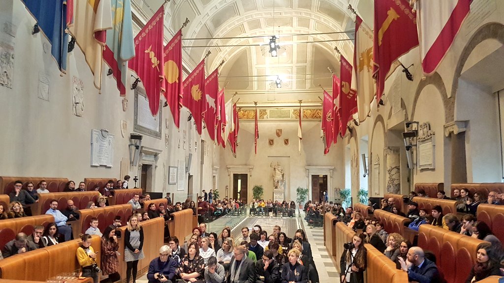 Eleonora_FMD's tweet photo. In Campidoglio cerimonia di premiazione #GJC2019: @MirtaMichilli e @AlfonsoHMolina ricordano il grande lavoro e contributo del professor emerito Tullio De Mauro per una scuola che cresca ogni giorno.A lui è dedicato il  premio e il lavoro per un'educazione di qualità @fmdigitale https://t.co/9kvpRTPc1Z