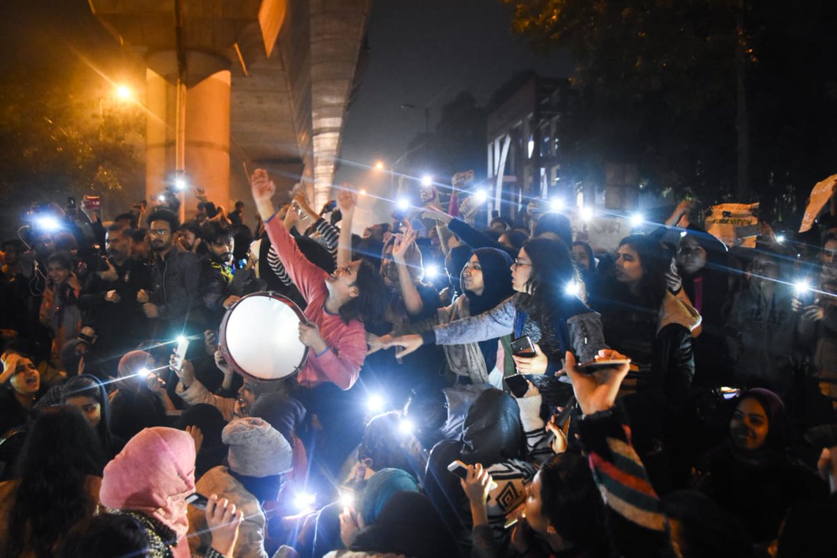 imMAK02's tweet photo. Women of Jamia Milia Islamia University New Delhi protesting against Anti-Muslim #CitizenshipAmendmentBill2019 passed by Modi govt. 

It is time to show resistance, we Indian Muslims will never accept this communal #CABBill2019 . 

#CABProtests https://t.co/czzKC617pd