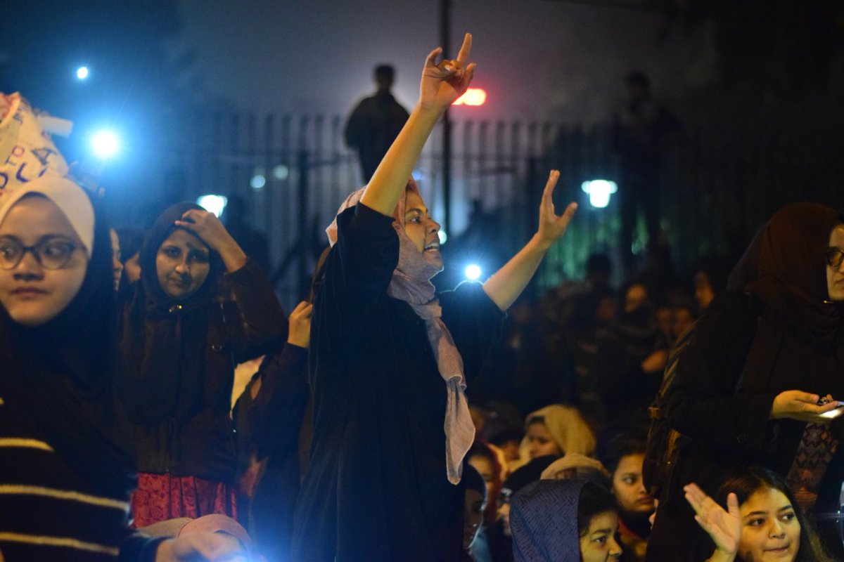 imMAK02's tweet photo. Women of Jamia Milia Islamia University New Delhi protesting against Anti-Muslim #CitizenshipAmendmentBill2019 passed by Modi govt. 

It is time to show resistance, we Indian Muslims will never accept this communal #CABBill2019 . 

#CABProtests https://t.co/czzKC617pd