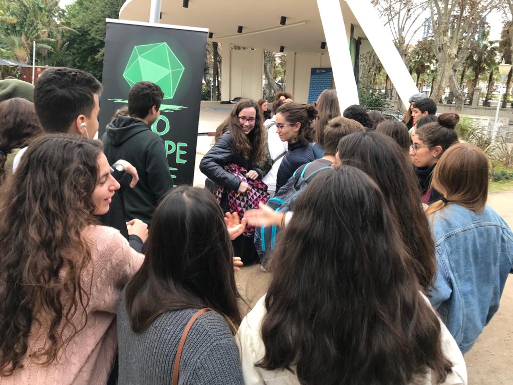 malagaimfe's tweet photo. ¡Arrancamos el #EscapeGarden! La bióloga enviada por Parques y Jardines del @malaga nos cuenta la historia de la creación del Paseo del Parque. Un proyecto emprendedor impulsado por Canovas del Castillo y el Marques de Larios en 1.900. https://t.co/jfCDClD8ts