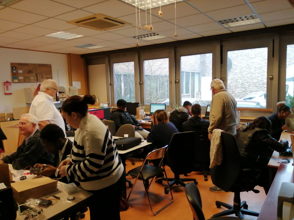 hubdelareussite's tweet photo. 💼 #SmartAcadémie #HUBdelaRéussite :
Projet avec la Fondation #Renault @Groupe_Renault au #SQYLab à La Verrière @sqy : Atelier robotique avec construction d'une voiture commandée par Smartphone 📱🤖 ⚙️
#InsertionProfessionnelle https://t.co/nuQntUOFao
