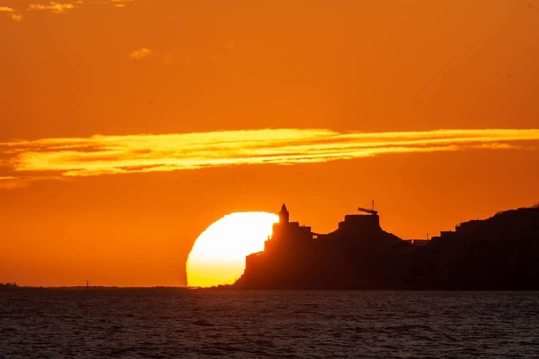 ThecaptainThe's tweet photo. ⚓⚓⚓
Ci sono bagliori....
Fatti di attimi....
Attimi in cui la SUA LUCE PENETRA DENTRO ALL' IRIDE
BACIANDONE L'OSCURA ANIMA
Il mio golfo dei poeti⚓⚓⚓ https://t.co/9lxNGZuTXJ