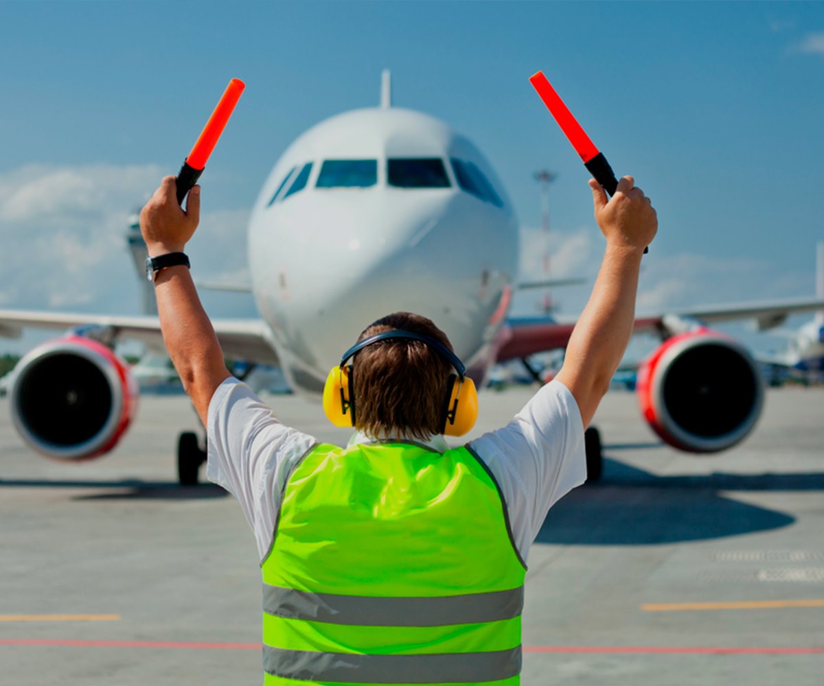 Nuestro curso TOA (Técnico de Operaciones Aéreas) está formado por distintas asignaturas como att. al cliente, meteorología o mercancías peligrosas. Se realiza de forma presencial, tiene una duración de 6 meses y cuenta con un bloque de prácticas.