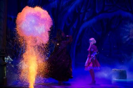 LeMaitrePyro's tweet photo. Our effects are lighting up stages across the UK this panto season #OhYesTheyAre #PantoDay 📷 courtesy of @QdosPantomimes and @pantomimes https://t.co/AVZxnIYlDw
