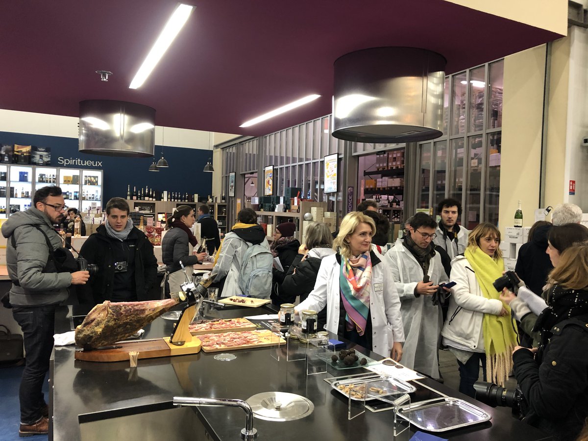 Merci aux médias présents hier matin, au sein de notre Maison. Ce fut un plaisir de vous recevoir et de vous faire découvrir nos Caviars Baeri et Osciètre. Merci également à @slayani.
#Maisonmédelys #Médelys #Medelys #30ansdepassion #Rungis #Paris #marchederungis