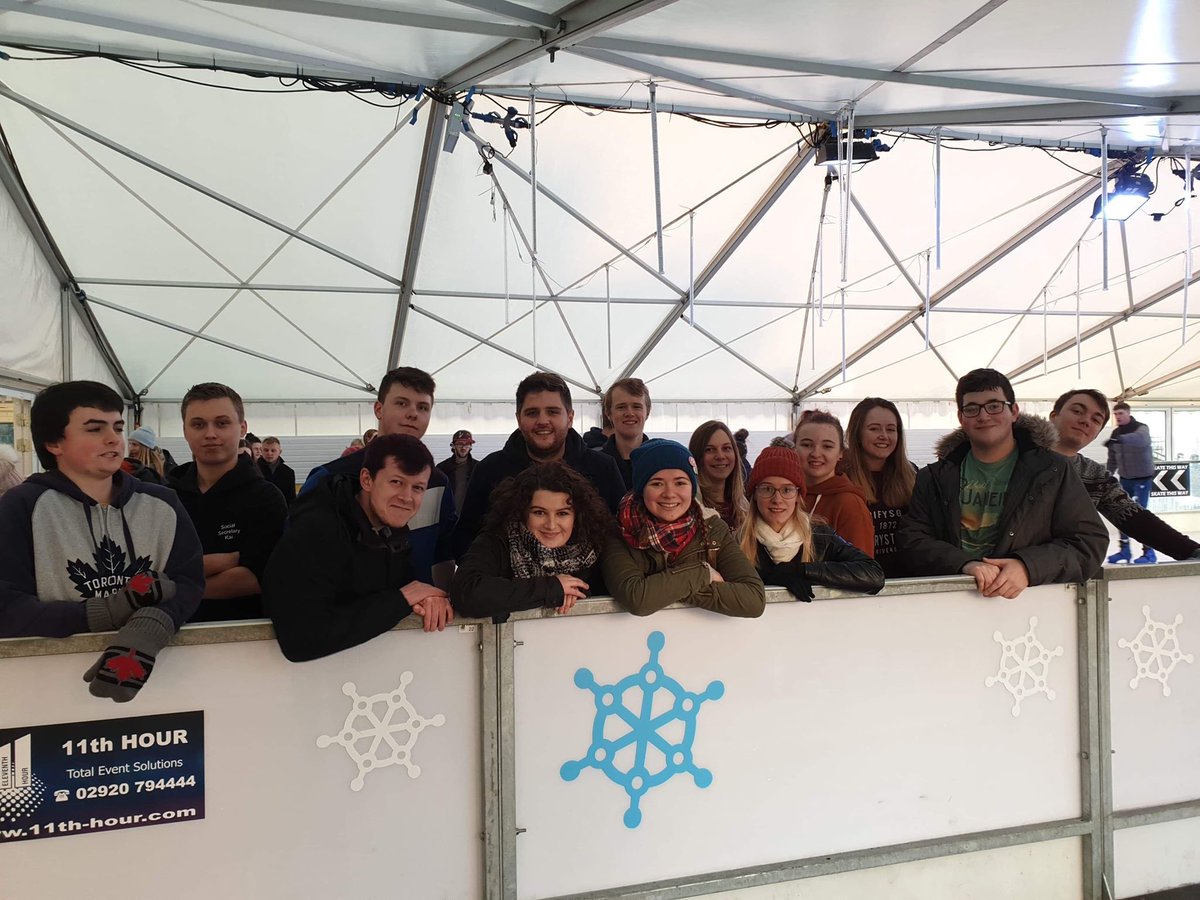 Awwww look at our guys at the pop-up #iceskating rink. Beauts 🥰