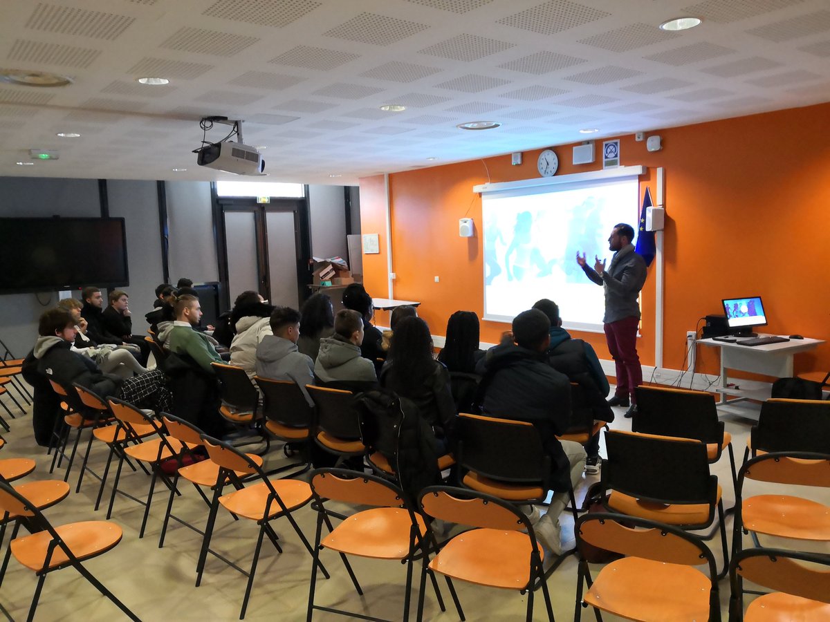 DDF_AUFRERE's tweet photo. Présentation aux #TCOM et #TVENT du @LPO_LouisArmand des carrières et formations dans l'univers du sport par la @cnpcsport !! Merci à M. Darras pour son intervention. @NicoSiouProf #orientation @parcoursup_info https://t.co/6Mgvahl5I9