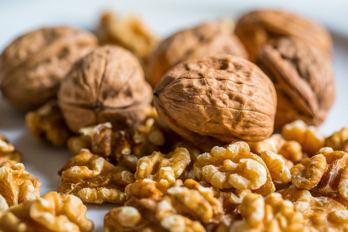 ¿Problemas de #colesterol? Tomar entre 6-8 #nueces diarias ayuda a reducir el colesterol LDL (el malo) debido a su alto contenido en ácido graso #omega3. Combinado con los ácidos grasos del pescado contribuye a una mejor presión arterial. #perpetuosocorro #nutricion #felizfinde