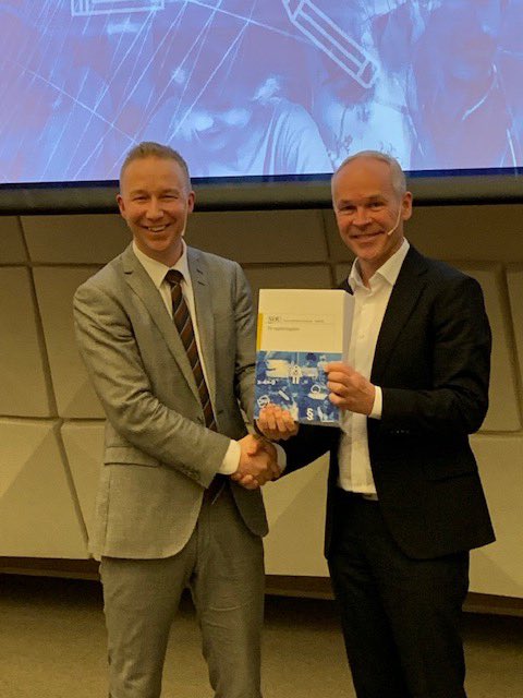 Jon Christian Fløysvik Nordrum (@jcfnordrum) on Twitter photo Opplæringslovutvalget har overlevert NOU 2019: 23 Ny opplæringslov. <a href="/Kunnskapsdep/">Kunnskapsdepartement</a> Les den her: regjeringen.no/no/dokumenter/… (foto: Kristine Dahl) Opplæringslovutvalget har overlevert NOU 2019: 23 Ny opplæringslov. <a href="/Kunnskapsdep/">Kunnskapsdepartement</a> Les den her: regjeringen.no/no/dokumenter/… (foto: Kristine Dahl)