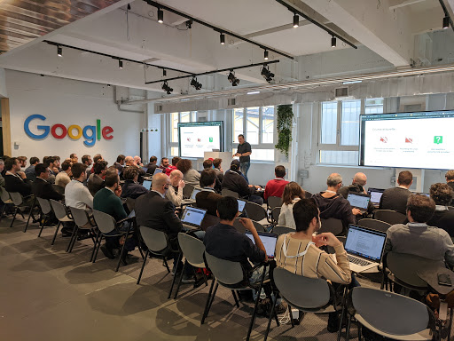 GoogleCloud_IT's tweet image. Siamo a Milano per la terza giornata di training gratuita #LiveCodingDay!💻 Oggi vediamo nel dettaglio #BigQuery, #MachineLearningAPI, #Kubernetes e #GoogleComputeEngine