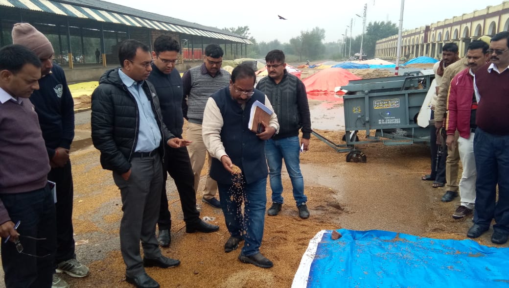 dmchandauli's tweet photo. जनपद के नोडल ऑफिसर श्री दीपक अग्रवाल, आयुक्त वाराणसी मंडल वाराणसी,@dmchandauli सहित अन्य विभागीय अधिकारी द्वारा मण्डी में  धान क्रय केंद्र का जायजा लिया।बोरी की उपलब्धता, नमी मापक यंत्र, किसानों से धान की खरीद, किसानों से समन्वय स्थापित कर धान खरीदने के निर्देश, लापरवाही न मिले। https://t.co/2AfBkjJANA