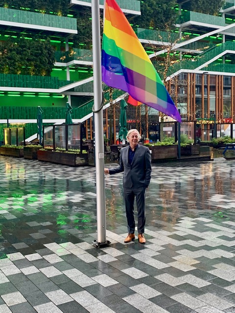 Ook vandaag de dag is het voor veel jongeren niet vanzelfsprekend zichzelf te kunnen zijn. Uitkomen voor je seksuele geaardheid blijft
voor sommige jongeren onveilig. Daarom hijsen wij op #PaarseVrijdag de regenboogvlag die symbool staat voor diversiteit’, <a href="/jankuiper/">Jan Kuiper</a>