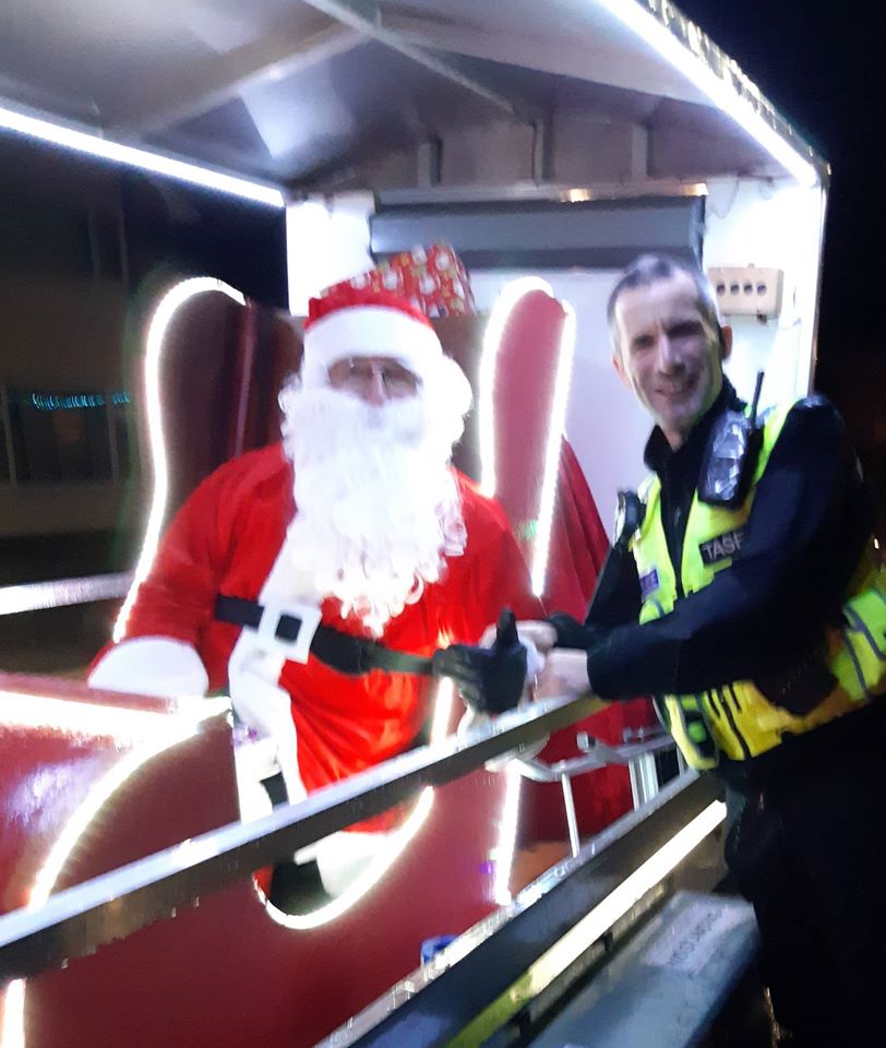 FenCops's tweet photo. Whilst on patrol in Chatteris I bumped into some I hadn't seen for over a year! Apparently I'm on his "nice" list. Are you? Stay safe this Christmas #FenlandNPT #PC312 https://t.co/GSZNotrTQB