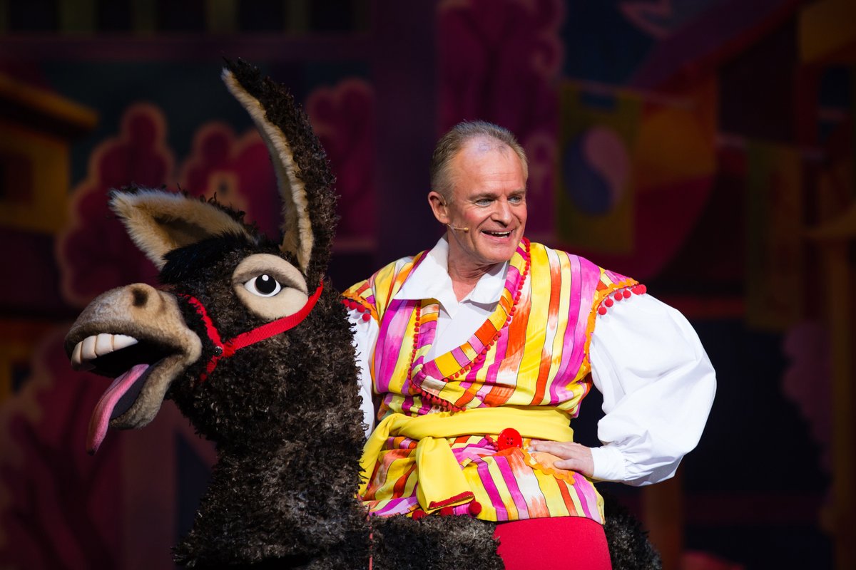 PerfPilchards's tweet photo. ⭐⭐⭐⭐⭐ review from @bobheather10: Aladdin - New Victoria Theatre (@WokingTheatre) from @QdosPantomimes and starring @BrendanCole @BobbyDavro1 @MischaEckersley @pearcebarron @PhippsDavis #DawsonChance 
https://t.co/ya38Qryk7F via @SardinesMag https://t.co/tWYmm6ryBu