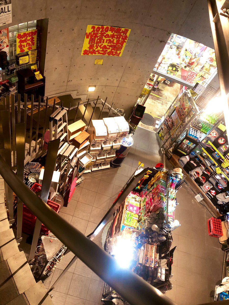 vvochanomizu's tweet photo. 閉店に先立ちまして
せっかくなので何か一言書いてってコーナーできました。

用があってもなくてもお茶へ来て、
お店見て、何も買わなくてもいいので
思い出にポップ書いていってくれたら嬉しいです。
お茶名物の螺旋階段をポップでいっぱいにできたらいいな〜
#VVお茶閉店 
https://t.co/tOsX8bg0dh https://t.co/dSkidj5YTZ
