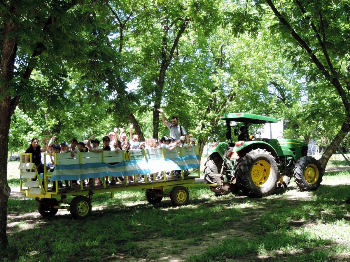 ¡Este fin de semana, te esperamos para pasear en tractor 🚜 por nuestros senderos en el #PaseoDeLosNogales! Hacemos un recorrido completo por nuestras plantas que no te podés perder!!

#VisitasGuiadas - Sábados y Domingos, 17 hs. 🐄🐾🌿🌱
📌 Ruta 26, Km 7 - San José, E.R.