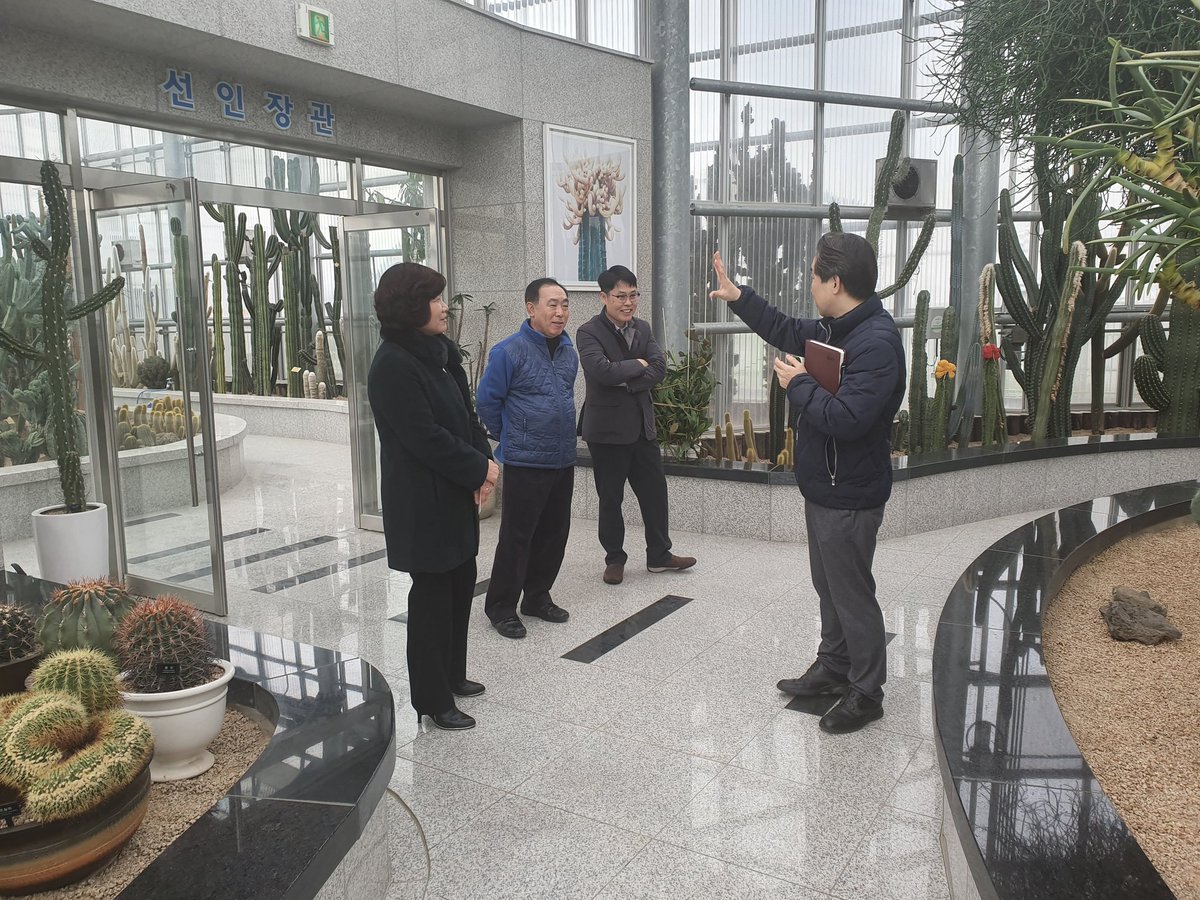 [ #지역연구기반조성 현장평가 🌵 ]
오늘(12.13) #선인장다육식물연구소 에는 지역연구기반조성 현장평가가 진행되었습니다.

#농촌진흥청 연구관님들이 방문하여 평가가 진행되었으며 먼길 와주셔서 감사드립니다.
^-^
#경기도농업기술원