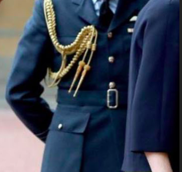 Will the Equerry at the Palace who greets #Boris be as handsome as this one who welcomed #TheresaMay? Check out our favorite... Wing Commander Sam Fletcher! #GeneralElection2019 #BuckinghamPalace #Hottie #BorisJohnson bit.ly/2j8kNVE
