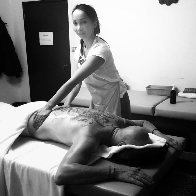 Now certified in "Oil Massage &amp; Aromatherapy" at the prestigious Tha&iuml; Massage School Wat Po!! https://t<a href="/tag/training"class="tags"><span>#training</span></a><a href="/tag/stretch"class="tags"><span>#stretch</span></a>