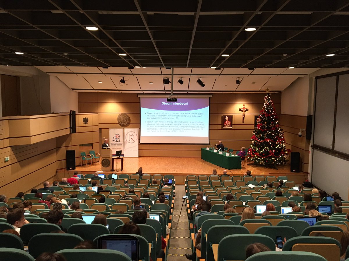 k_oltarzewska's tweet photo. 👤🎓💡Na #UKSW w #Warszawa trwa I Ogólnopolska Konferencja Naukowa „Etyka public relations”. Za nami pierwszy panel dotyczący innowacyjnego opracowania „Standardy profesjonalnego public relations”. Będziemy obradować do 18:30. Zapraszamy serdecznie! #EtykaPR #StandardyPR https://t.co/fs1VTFg0LR