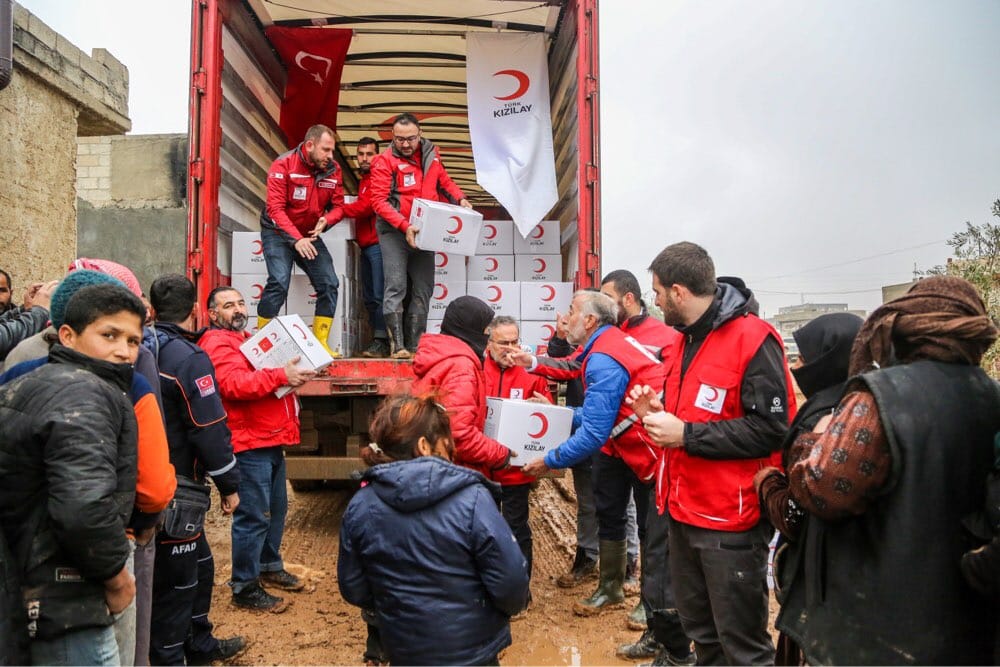 #TürkKızılay yaraları sarmaya devam ediyor! 

Genel Başkan Vekilimiz İsmail Hakkı Turunç'un katıldığı dağıtımda El-bab, Çobanbey ve Azez'deki ihtiyaç sahibi ailelere kıyafet, gıda ve hijyen malzemesi yardımı gerçekleştirildi. #SensizOlmaz