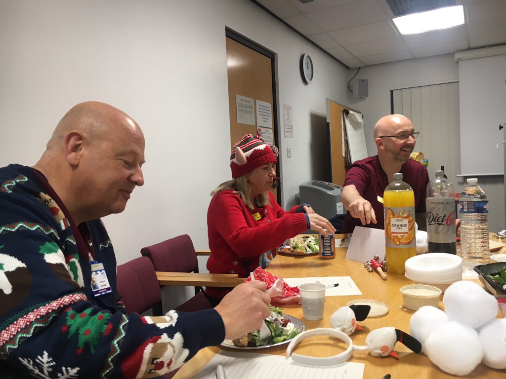 claires75's tweet photo. Division A Christmas lunch 🥪🥨🧁🎄🎅🏼🤶🏻 #quizmaster #passthesnowball #playyourcardsright https://t.co/98BNi0UihE