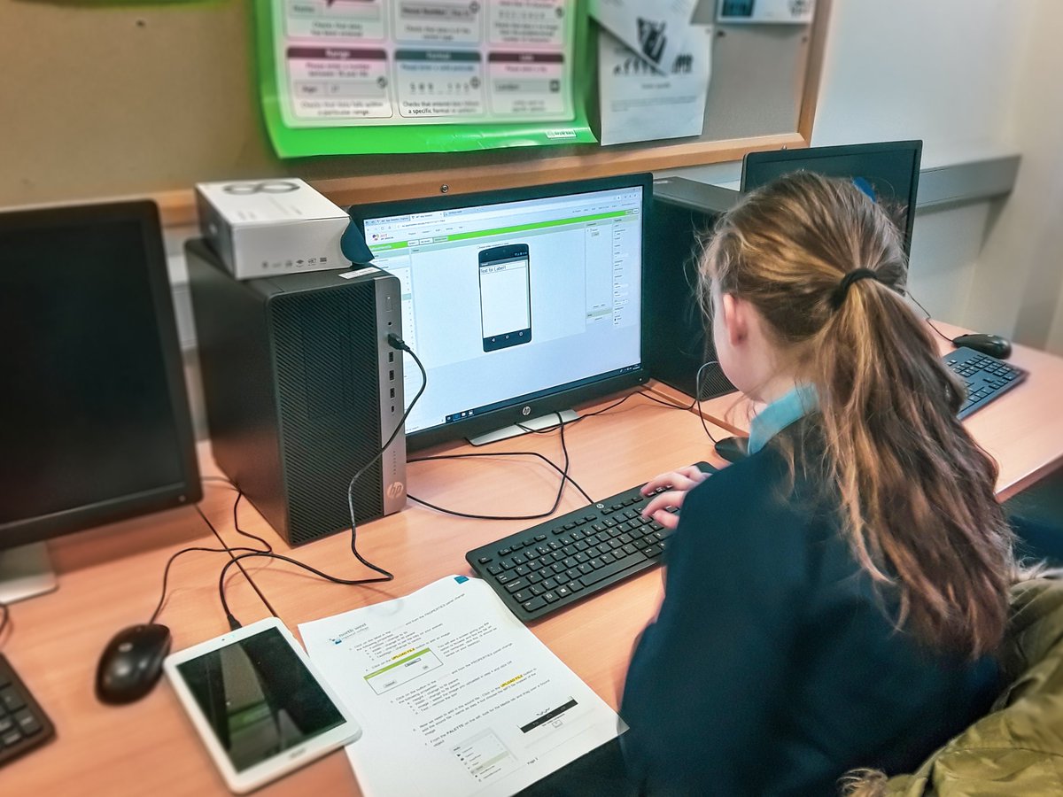 daroige's tweet photo. Fuair páistí GnaD cuireadh chuig @mynwrc  don #HourofCode2019! Chruthaigh siad aip, rinne siad róbó agus bhí siad i mbun códaithe.

Kids got an invite to @mynwrc for #HourofCode2019! The created apps, programmed robots and did a bit of coding too! https://t.co/pA2Hu4S0Pw