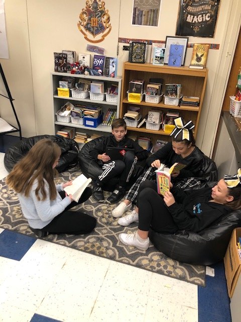 DDESegardner's tweet image. Post mini-lesson activities. Students are in their THIRD book club book of the unit, marking shifts in time. Love that they are devouring these texts! #7thgraderocks #ddeempower #fts4rkids @DDEGambino @DDE_AGiarratano
