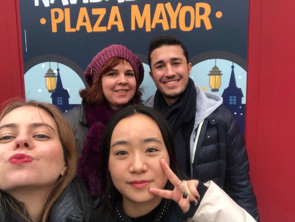 Inhispania's tweet photo. ¿Bocata de calamares después de clase? ¿Por qué no? 😋Ahora se puede admirar un bonito mercado navideño en Plaza Mayor y también comer unos bocatas de calamares - los más famosos de Madrid. ☃️ #Inhispania https://t.co/mO1bbJcYrt