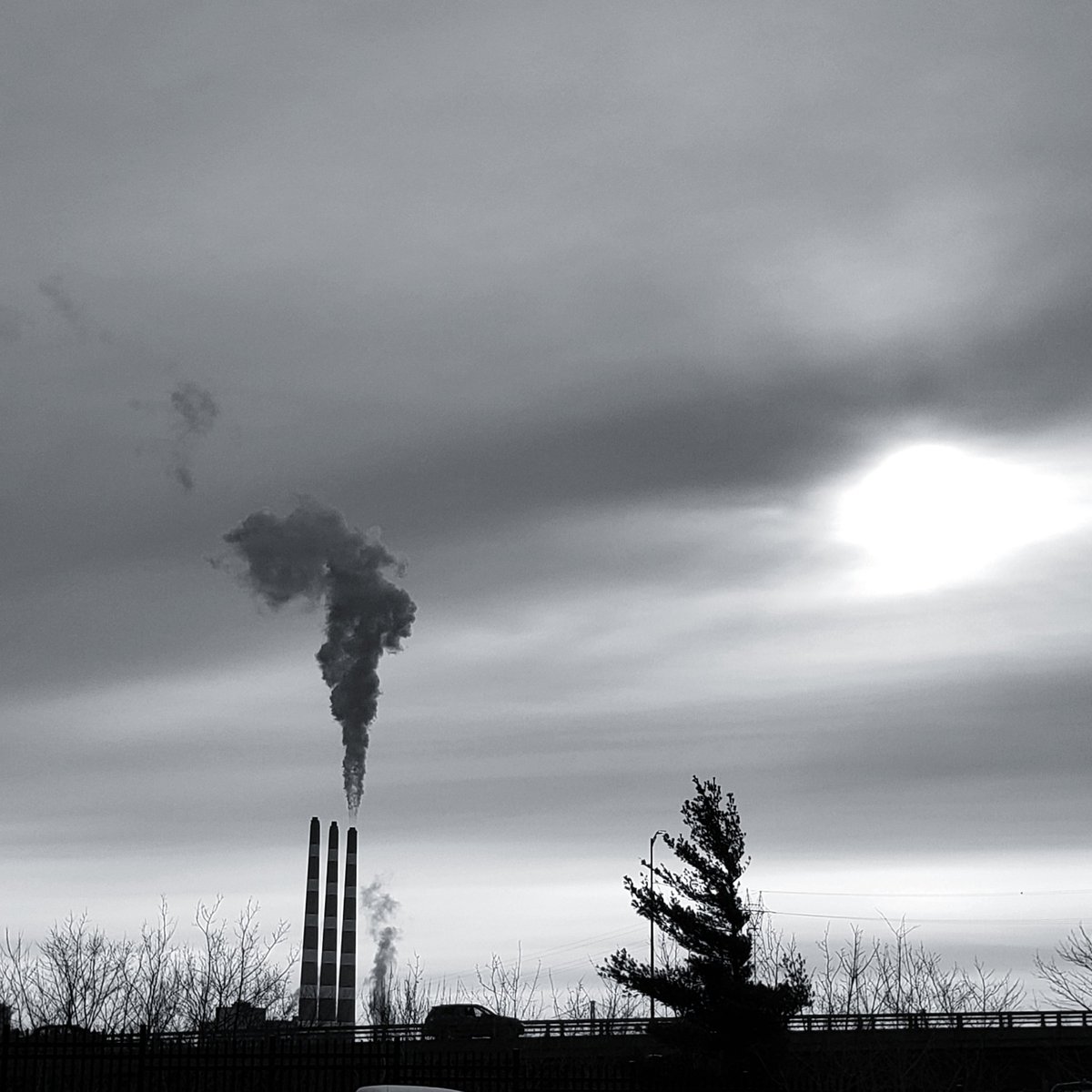 dragonflyhiker's tweet image. Gray morning #halifax #novascotia #smokestack #morning #winter