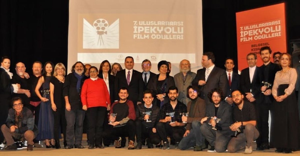 Pembe Kimlik'e bir ödül daha!
Fakültemiz Medya Merkezi uygulama birimlerinden GÜFA tarafından çekilen 'Pembe Kimlik' isimli belgesel 7. Uluslararası İpekyolu Film Ödülleri Belgesel kategorsinde 'Jüri Özel Ödülü'ne layık görüldü. Film ekibini tebrik ediyoruz.