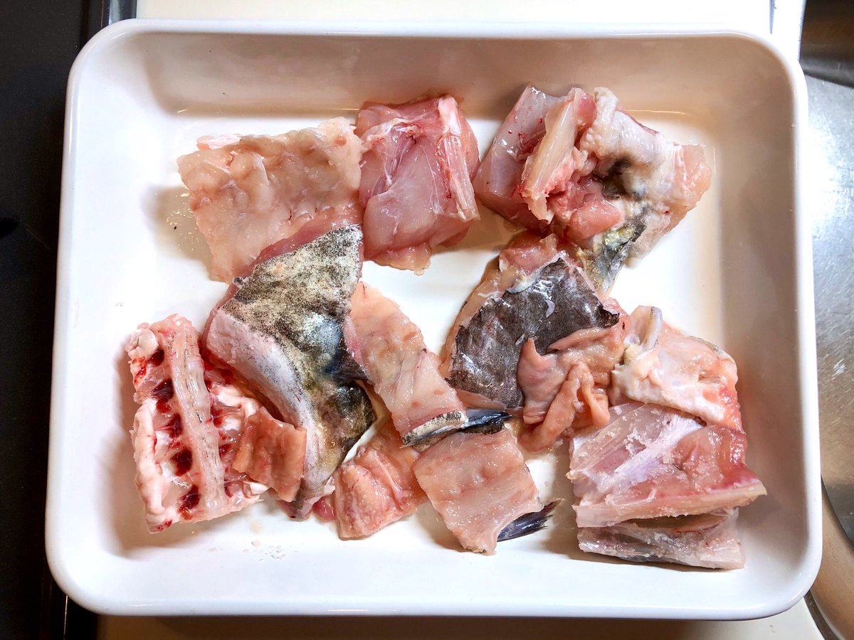 おりえ 真鱈のアラの 肝付き売ってるのは初めて見たので買ってみた 洗って薄皮除いて牛乳に漬けてある とりあえず