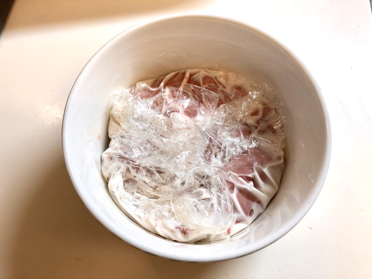 おりえ 真鱈のアラの 肝付き売ってるのは初めて見たので買ってみた 洗って薄皮除いて牛乳に漬けてある とりあえず