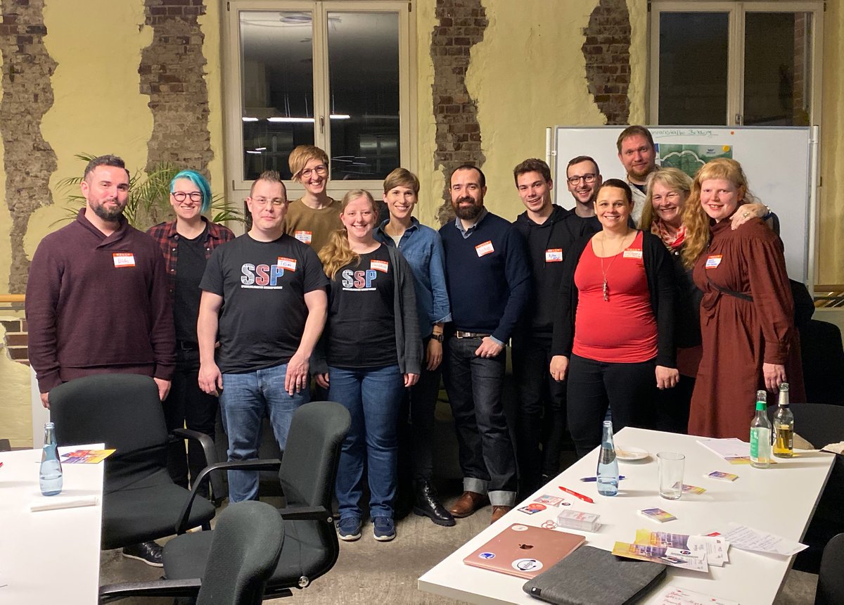 podlandbremen's tweet photo. Ach, schön wars, beim ersten Meetup der Podcaster*innen aus #bremen! Spannende Gespräche, Ideen und Projekte. Dann machen wir uns mal dran und planen das #meetup2 #podlandbremen https://t.co/KjYC3O7W5Y