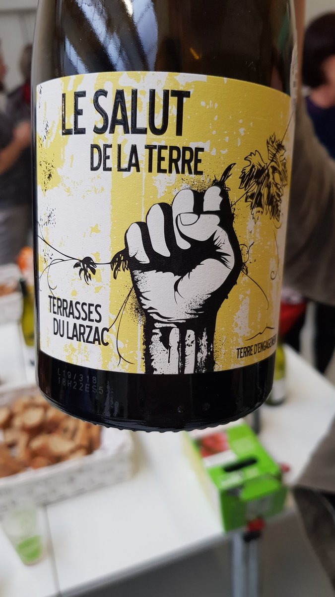 Le point levé sur cette bouteille de vin ça nous rappelle quelque chose, non ? 🤔😜
#ActforClimate ✊
