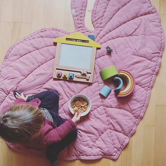 maybeyoulike's tweet photo. 𝙰𝚍𝚟𝚎𝚛𝚝𝚒𝚜𝚎𝚖𝚎𝚗𝚝 
Snack time! ☺️ Always a good thing to snack on something while playing, right? She loves pizza 🍕 in every size, so those #pizzinis are a favorite! #hipp #snacktime #playtime #alongcameclara #yummy #snack #children https://t.co/mdzr4aiAMo https://t.co/LHdsH92ELo