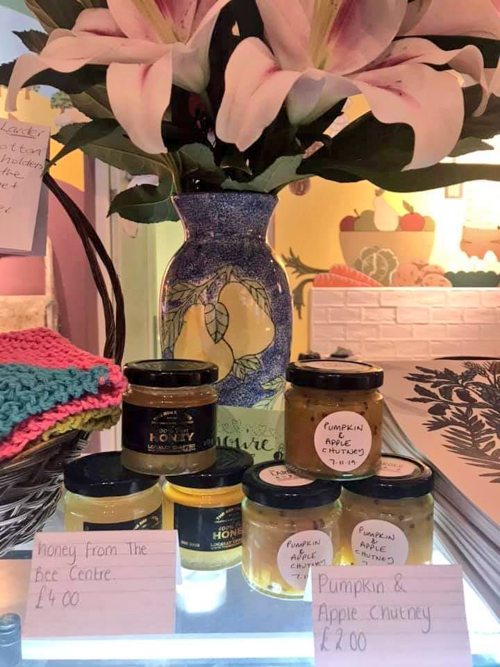 LarderLancs's tweet photo. Last minute Christmas shopping?
Our cafe has some fantastic Christmas gifts, including @LandworkersUK calendars, handknitted cotton dishcloths, delicious honey from @thebeecentre  and homemade chutney.
Buy for friends or treat yourself!
Merry Christmas ❤💚🎁 https://t.co/aK842RWE1h