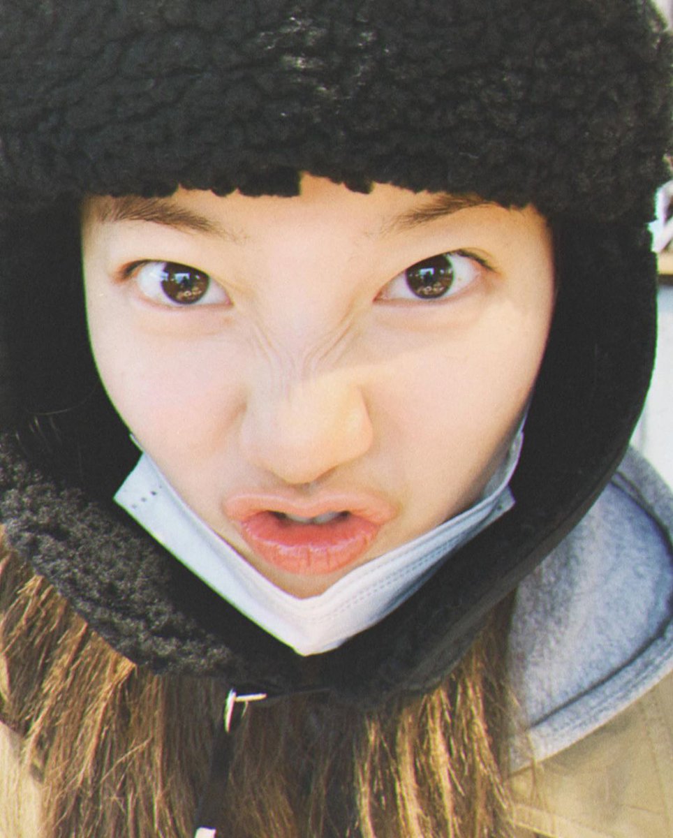 Soğuk havalara inat üşüyen yanaklarımla kafa tutuyorum şu adalar Aralık'a, ne kadar sıkı giyindiğimi fark ettiniz mi? Resmen savaş kıyafetlerini giyinmiş bir kız oldum! Çünkü neden, çünkü dışarı çıkacağım ve üşümek istemiyorum. Soğuğu seviyor olmama rağmen üstelik.