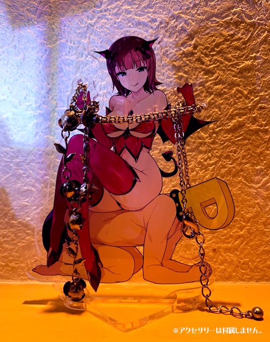 今度はPが束縛されるアクスタ型コードホルダーを作ってみました!C97用です!
三枚目は過去作との大きさ比較。 