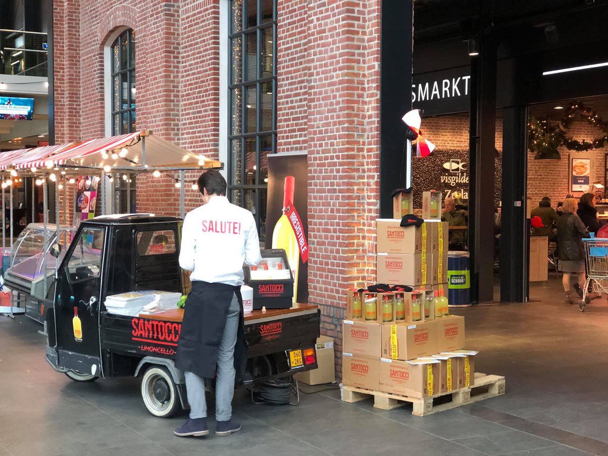 We staan er weer mooi bij #versmarktdezeeland in Bergen op Zoom. Kom Santocci beleven bij #slijterijdezeeland, op 13, 14 en 15 december. Salute!
#santocci #limoncello #madeinitaly #cocktail #kerst #slijterij #slijter #kerstkado