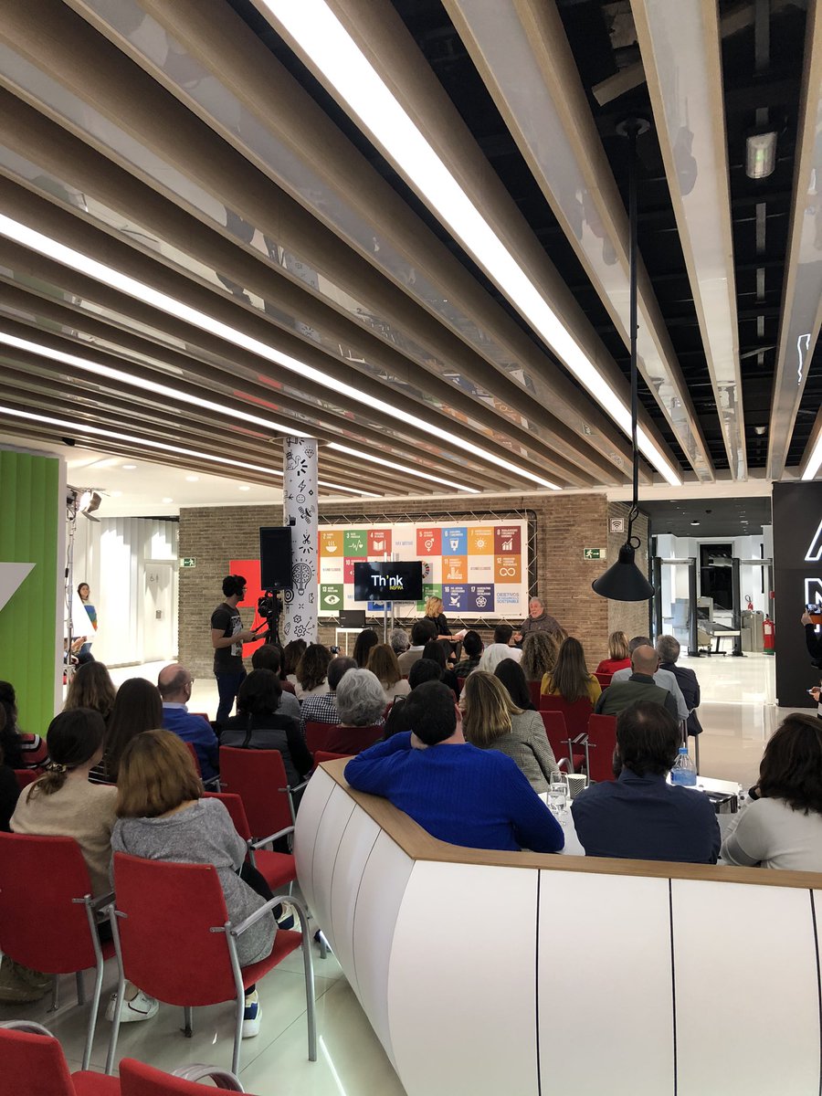 ThinkAtresmedia's tweet photo. ¡Lleno total en nuestro #ThinkInspira! Con Jordi Sierra i Fabra arrancamos con ideas y una sonrisa el fin de semana 💥 https://t.co/84xh8u9ilO